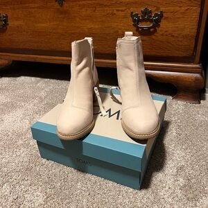 Tom’s boots size 9